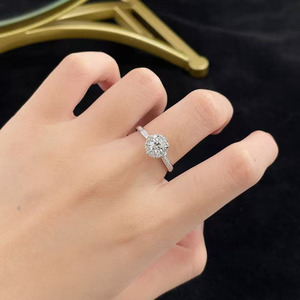 Anello con Diamante Coltivato in Laboratorio a Quattro Punte, Stelo Dritto, in Platino PT950, Gioiello Raffinato per Fidanzamento e Matrimonio - Product Image 5