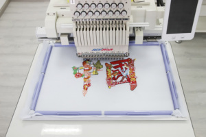 Máquina de Bordar 3D para Fabricantes de Camisetas en Tailandia, Máquina de Bordar Computarizada de Una Cabeza de Alta Calidad <span class=keywords><strong>HSW</strong></span> - Product Image 3
