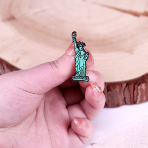 Tùy chỉnh Kim Loại Nhà sản xuất men Chân Nữ thần Huy hiệu thú vị New York cứng men <span class=keywords><strong>Pin</strong></span> - Product Image 2