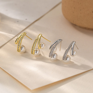 Boucles d'oreilles à clous en perles plaquées or pour femmes, design géométrique, tendance pour les trajets quotidiens, style européen et américain - Product Image 3
