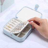 Boîte à bijoux carrée multifonctionnelle avec organisateur de bagues, boîte de rangement pour boucles d'oreilles et compartiments superposés pour femmes