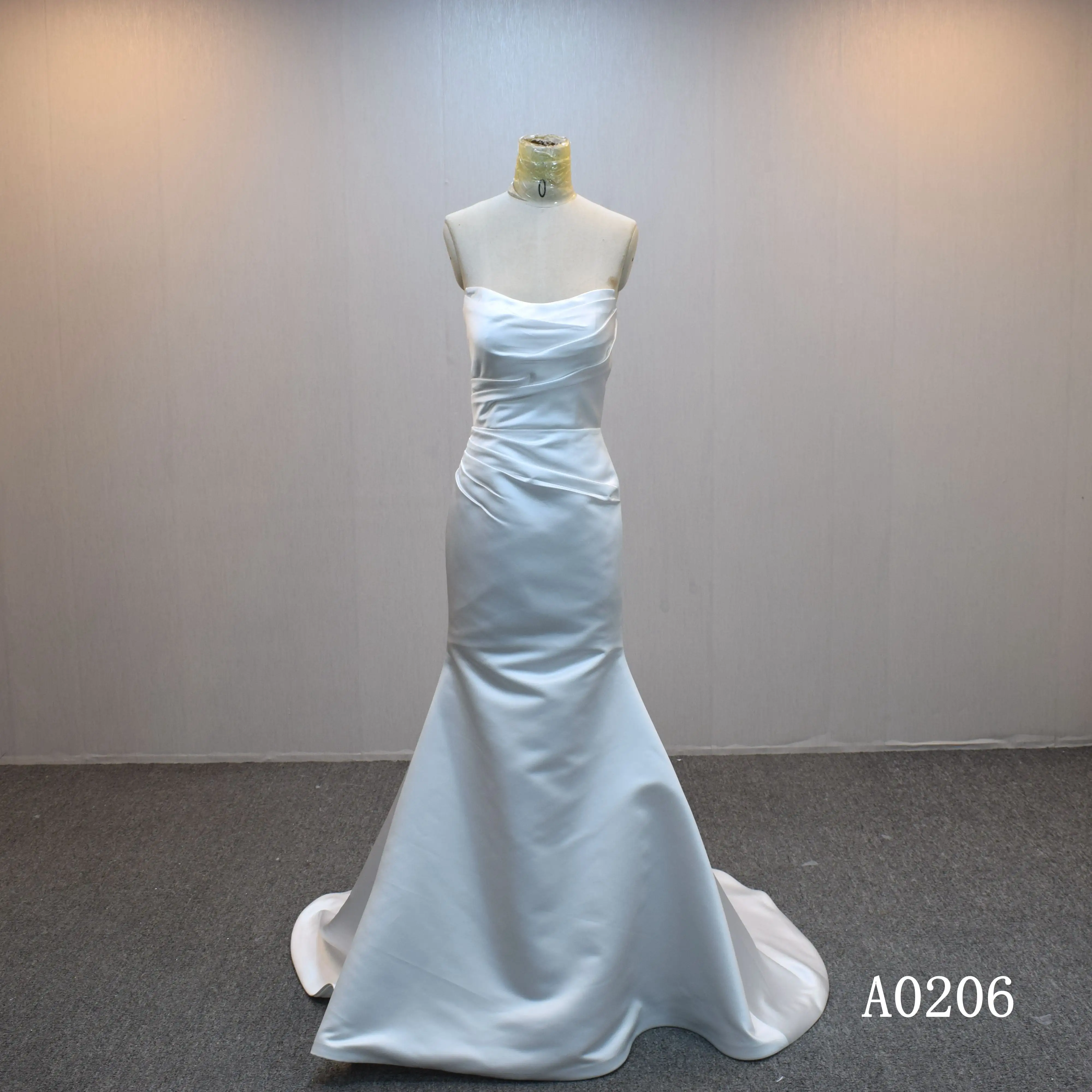 Customized European and American wedding dresses, modern simple tube top fishtail ivory wedding dress