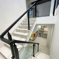 Edelstahl-PVC-Geländer für Wohnung Innen- und Außentreppen Minimalistisches Design 304er-Qualität mit Quadratpfosten Glasklammer