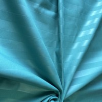 Tissu de drap de lit gaufré teint en usine pas cher, 100 % microfibre de polyester, couleur unie, rayures de 1 cm, rouleau de tissu pour drap de lit d'hôtel
