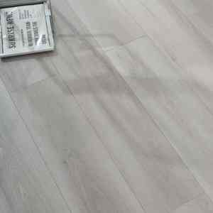Plancher stratifié moderne en bois, résistant à l'eau, HDF 12 mm, carrelage stratifié durable, surface facile à nettoyer - Product Image 5