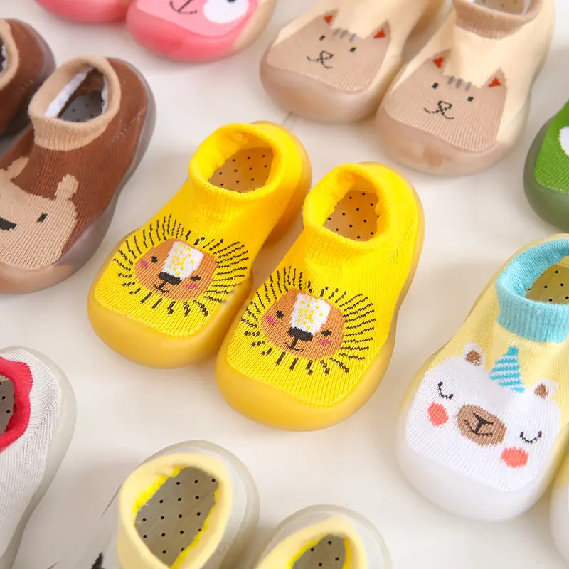 Chaussures d'intérieur bon marché à semelles souples pour tout-petits Chaussettes respirantes antidérapantes pour bébé Chaussettes pour bébé avec dessin animé