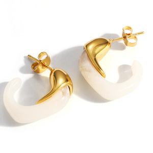 Pendientes de tuerca en forma de C con incrustaciones de resina chapados en oro de 18k, joyería de moda para mujer - Product Image 4
