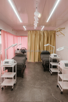 Camion de maquillage et de coiffure mobile néon, salon de beauté portable de luxe pour les événements éphémères, design de bus de salon de beauté à deux étages