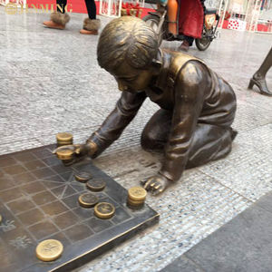 Grandes esculturas de figuras de bronce fundido para exteriores de antiguos abuelos y nietos jugando al ajedrez, adornos decorativos - Product Image 1