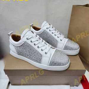 รองเท้าผ้าใบสไตล์สปอร์ตสีสันตัดกันสำหรับชาวคริสเตียน ขายส่ง รองเท้าลำลองแบบผูกเชือกและแบบสวม สำหรับฤดูใบไม้ร่วงและฤดูใบไม้ผลิ แบบ Louboutins - Product Image 1