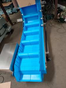 90 derece eğimli kaldırma gıda sınıfı yıkanabilir aperatif gıda tozu gıda PU kemer eğimli <span class=keywords><strong>Z</strong></span> şekli bant konveyör - Product Image 2