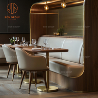 Ensemble de mobilier de café, restaurant, table ronde en bois, canapé incurvé beige et deux chaises individuelles pour les espaces de restauration