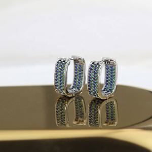 Boucles d'oreilles clous pour femmes, micro-zirconium incrusté, design unique européen et américain, style tendance et luxueux - Product Image 1