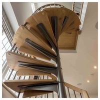 Escalier hélicoïdal personnalisé Prima, structure en acier gainant d'espace avec marches en chêne pour la rénovation intérieure de villa duplex