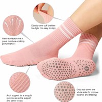 Chaussettes d'équipage tricotées de Pilates de sport avec logo personnalisé Chaussettes antidérapantes en coton pour la gymnastique et le yoga avec coussin et position inférieure du logo du corps