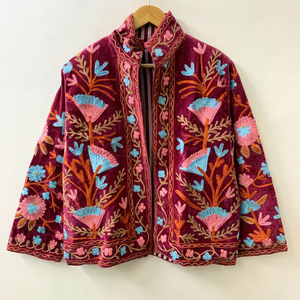 Chaqueta de terciopelo hecha a mano para mujer, con bordado floral, trabajo Aari de Cachemira, abrigo étnico de invierno, ropa de fiesta, abrigo corto de terciopelo. - Product Image 1