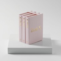 Luxuriöse, individuell gestaltbare, umweltfreundliche, rosafarbene, buchförmige Schmuckschatulle aus magnetischem Hartpapier mit zwei ausgestanzten Einsätzen für Hochzeit und Verlobung
