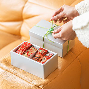 Caja de papel de lujo personalizada, caja de papel de tarjeta de oro y plata con tablero de división de labios para galletas, caja de embalaje de dulces con su propio logotipo - Product Image 2