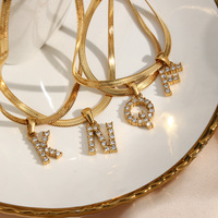 Colliers de mode élégants avec pendentif lettre pavé en zircon et chaîne serpent en acier inoxydable PVD hypoallergénique