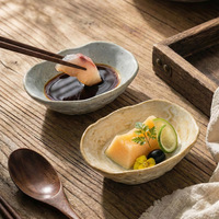 Plat en céramique de style japonais en forme de coquille Saint-Jacques pour sushi, sauce soja, wasabi, design minimaliste, motif uni, usage hôtelier, pour fondue chinoise