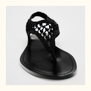 Sandales plates pour femmes, noires, à bout ouvert, avec lanières en corde tressée, semelle respirante en PU, tendance mode été - Product Image 2