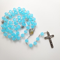 Chapelet catholique en acrylique translucide bleu clair avec crucifix et pièce centrale, léger