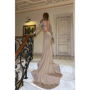Robe longue sirène beige style robe de bal Maria avec gants, décolleté cœur, dos nu, conception personnalisable, matériaux adaptés pour la mère de la mariée - Product Image 1