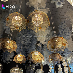 Lustre de mariage en acrylique LEDA, luminaire suspendu au plafond pour événements et fêtes, taille et couleur personnalisables - Product Image 1