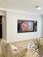 Meuble TV flottant moderne avec étagères ouvertes, sans poignées, blanc, minimaliste, sur mesure pour salon