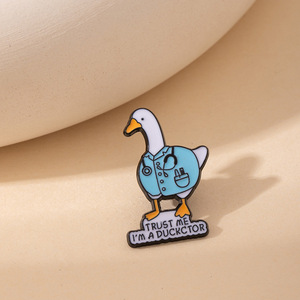 Broche de Esmalte de Desenho Animado de Animal Médico, Pin de Crachá de Pato Golden Retriever, Acessório de Roupa com Design Fofo e Exclusivo - Product Image 3
