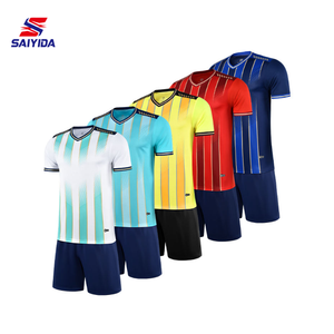 Groothandel op maat gemaakte voetbaltenues voor heren, hittetransfer polyester sportkleding, zomer team uniformen online - Product Image 1