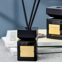 Diffuseur de parfum en verre carré noir miniature avec logo personnalisé, boîte cadeau longue en cuir blanc texturé, décoration de luxe pour la maison