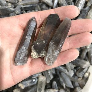 CHUSE Vente en gros de pierres de cristal naturelles polies, pointe de quartz fumé à des fins décoratives - Product Image 3