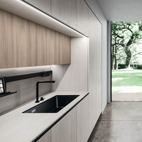 Meuble de cuisine modulaire laqué blanc brillant, salle à manger moderne, mini appartement, projet hôtelier, unités acryliques pour petits espaces, évier