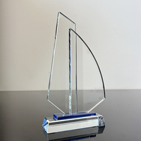 Trophée en verre de cristal optique en forme de bateau à voile personnalisé avec MH-NJ0384 de base bleue