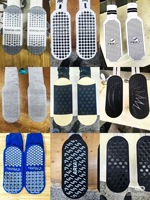 Chaussettes de sport personnalisées en coton pour hommes, échantillon gratuit, chaussettes de football antidérapantes avec grip en silicone