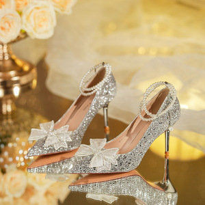 6681-60A Sandalias de tacón para boda con punta en pico, tacón de aguja y decoración de lazo con cadena de perlas para novia - Product Image 1