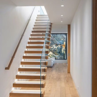 Système d'escalier flottant moderne Prima avec garde-corps en verre trempé et support invisible pour un aspect impeccable