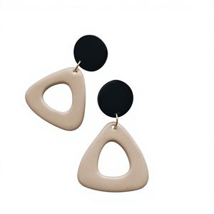 Pendientes Colgantes Geométricos de Diseño Exclusivo en Verde Menta y Marrón, Joyería Moderna de Resina Acrílica para Mujer - Product Image 3