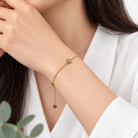 Bracelet à chaîne fine avec accent de lunette ronde en acier inoxydable plaqué or 14K sous vide, fermoir mousqueton réglable