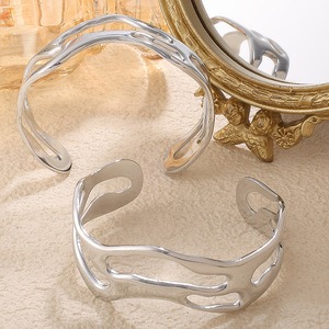 Bracelet ouvert minimaliste de style européen et américain, en acier inoxydable plaqué or 18 carats, design géométrique irrégulier, bijoux unisexe - Product Image 2