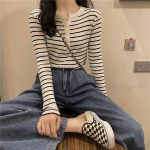 Suéter de explosión de nuevo producto para mujer, suéter de punto blanco y negro a rayas con bloque de Color, suéter ajustado de un solo botón para mujer - Product Image 4