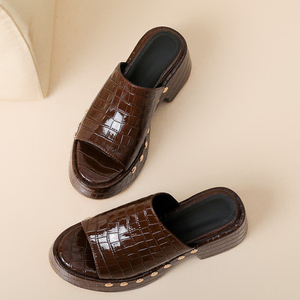 Sandales à talons compensés bas pour femmes, grandes tailles 46, imprimé pierre, en cuir verni, à plateforme épaisse et clous métalliques - Product Image 5