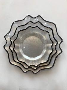 Alquiler de Platos de Cristal Blancos Elegantes con Borde Plateado - Product Image 5