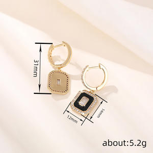 Boucles d'oreilles de luxe plaquées or avec diamants pour femme, incrustation noire taille baguette, bijoux de soirée, finition 18 carats, design élégant en forme de goutte - Product Image 5