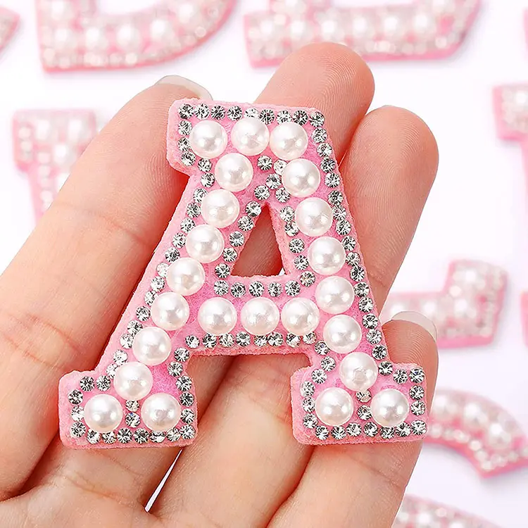 गुलाबी वर्णमाला मोती स्फटिक शब्दों पर इस्त्री पैच पिपली 3D हस्तनिर्मित DIY पैच प्यारा प्रारंभिक पत्र पैच कपड़ों के लिए