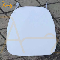 Coussins de siège en cuir PU blanc et éponge pour chaises Chiavari en résine acrylique, idéaux pour hôtels, mariages, événements et fêtes - Prix de gros