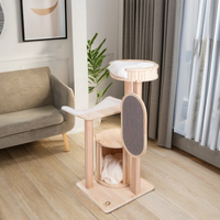 Arbre à chat multi-niveaux de dernière conception, matériau en bois et sisal avec planche à gratter pour les meubles de jeu et d'escalade pour chats.