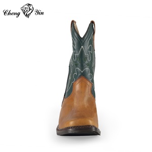 Chaussures pour enfants en gros sur Alibaba, bottes de cowboy personnalisées pour enfants, broderie, design classique, légères, antidérapantes pour l'été - Product Image 2