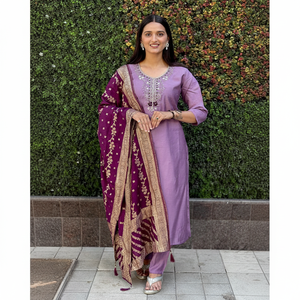 Grand ensemble élégant et droit de pantalon Kurti Dupatta Collection ethnique indienne opulente pour la vente en gros B2B et les cadeaux d'entreprise - Product Image 1